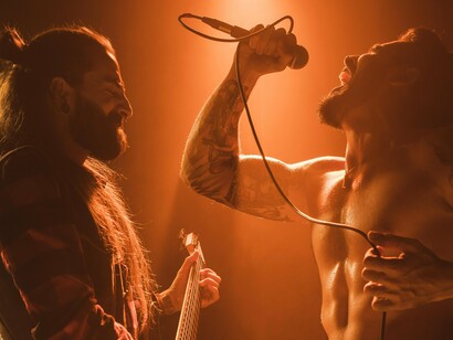 A influência dos Beatles transcendeu fronteiras, ressoando com jovens de diferentes culturas e nacionalidades. Eles ajudaram a globalizar o rock n' roll e a criar uma identidade jovem universal marcada por um desejo de mudança e inovação







