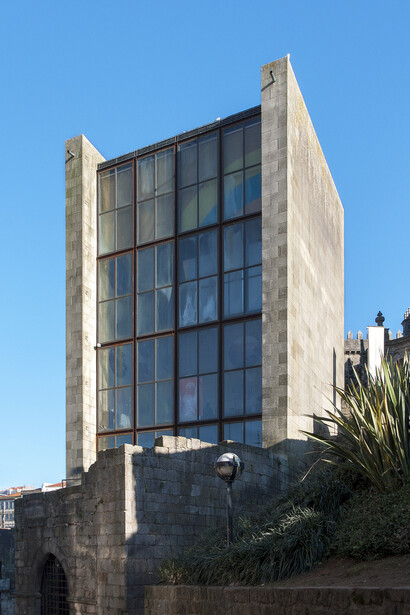 A Casa dos Vinte e Quatro encontra-se ladeada à cota baixa por um casario que expressa a linguagem arquitectónica da habitação burguesa portuense do século XVIII e século XIX