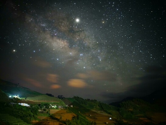 Moravam juntos havia pelo menos três anos. Era um relacionamento calmo, sólido, mas jamais falavam em noivar ou casar. Melhor assim, por enquanto
