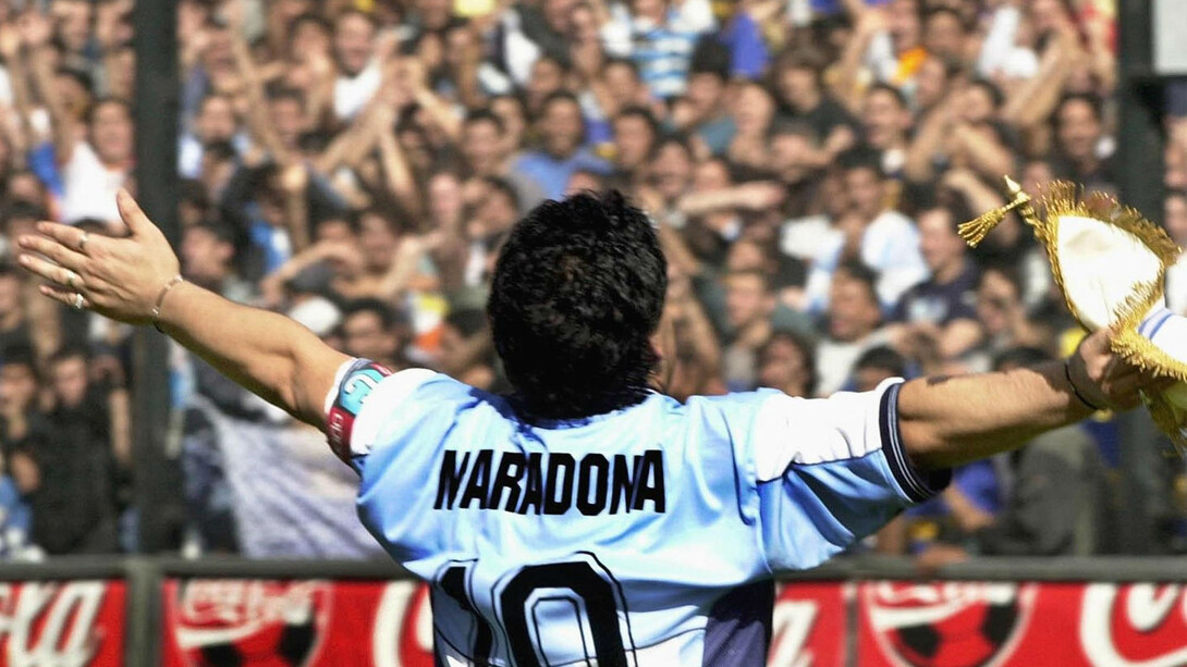 Diego Armando Maradona saluda a sus aficionados en el estadio de la Bombonera