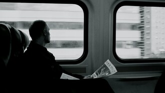 Uomo guarda fuori dal finestrino di un treno. Scappavo da Ferrara, appena potevo e prendevo un treno diretto a Milano. Arrivavo alla Stazione Centrale e mi recavo in metro a casa di due artisti cileni, Pilar e il suo compagno l’architetto Fernando anche loro in esilio, ma completamente inseriti nel circuito degli squatter