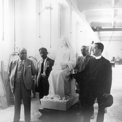 Interior del taller de Luisi & Co, en Pietrasanta, Italia. Circa 1940. Ugo es el penúltimo de la derecha. Foto: colección de la Dra. Aida Liliana Morales Tejeda, doctora en Estudios Ibéricos e Iberoamericano de la Universidad de Burdeos, Francia, investigadora sobre la escultura monumentaria conmemorativa en Cuba