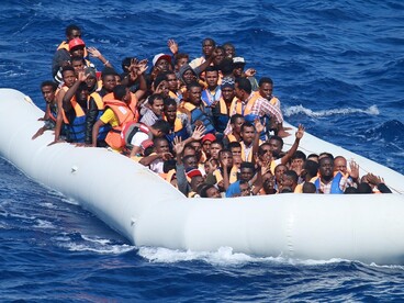Nel 2025 oltre 22.500 migranti sono stati intercettati e riportati in Libia, spesso verso centri di detenzione criticati dalle organizzazioni umanitarie per gravi violazioni dei diritti umani