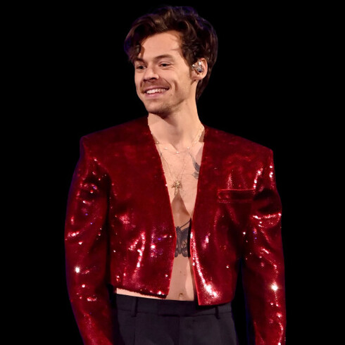 O cantor Harry Styles veste um blazer de paetês vermelho para o seu show