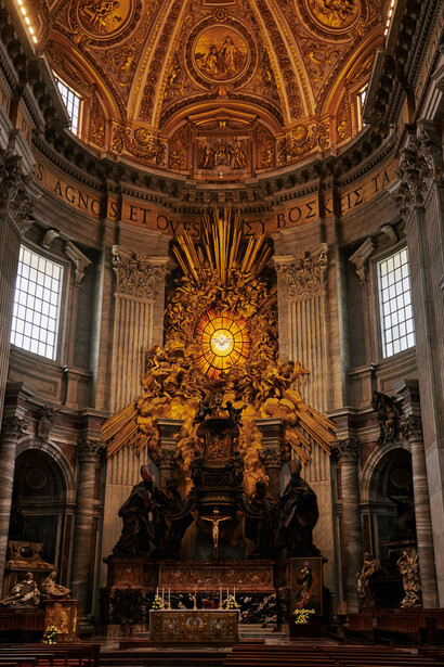 A Cátedra de São Pedro, no interior da Basílica de São Pedro, na cidade-estado do Vaticano, Itália