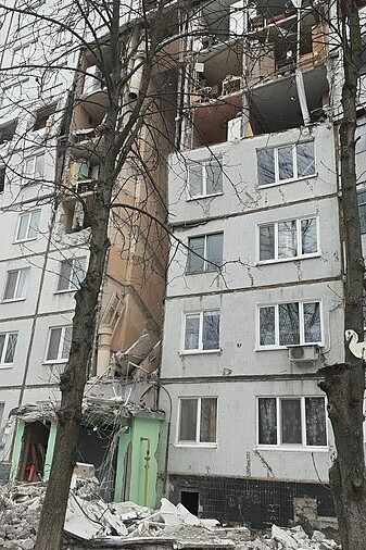 Edificio de apartamentos destruido, calle Buchmy 40a, Kharkiv, Ucrania