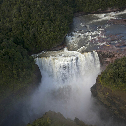 Jump Eutobarimá from the air, "the Great Leap" of the Rio Caroní, which saw Joan World I Freixas and Felix Cardona I Puig. File Charles Brewer-Carías