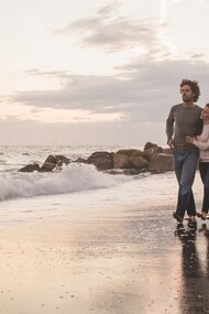 Un amore estivo può nascere all’improvviso, tra una risata in spiaggia e un tramonto, lasciando un segno che riscalda il cuore durante i mesi più freddi