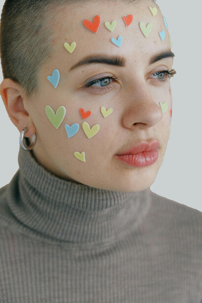 La anarquía relacional no propone el caos, sino la libertad de crear vínculos diversos, basados en el consentimiento y el respeto mutuo