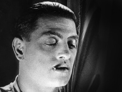 Luis Buñel en un fotograma de «Un perro andaluz» de 1929