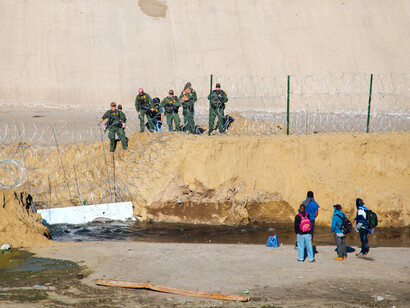 Encuentro entre migrantes y agentes fronterizos de los Estados Unidos