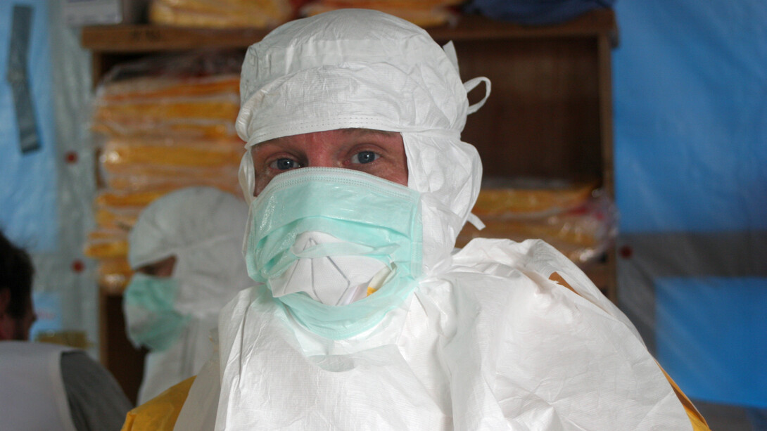 El Dr. Joel Montgomery, líder del equipo de respuesta al ébola de los CDC en Liberia, se prepara para colocarse las gafas protectoras antes de ingresar a la unidad de tratamiento del ébola (ETU), ELWA 3. Médicos Sin Fronteras 