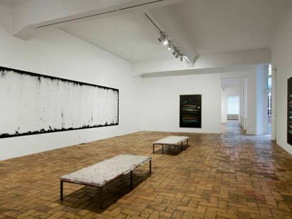 Harold Ancart, Installation views, Untitled, 2013, Pigment (charcoal powder) on wall, format variable © VW (VeneKlasen/Werner), Berlin