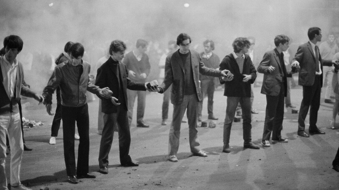 Un grupo de personas hace una cadena humana durante la Primavera de Praga