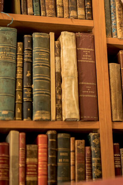 Desde el Segundo tratado sobre el gobierno civil de John Locke hasta los aportes contemporáneos de Milton Friedman, estas ideas configuran un marco ético donde la propiedad y la ley limitan el poder