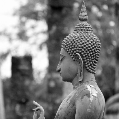 Figura de Buda em posição meditativ em jardim de orações