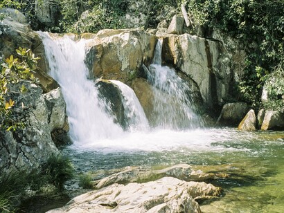 Cachoeira na Chapada dos veadeiros, Brasil - fotografia de David Rodrigues. Daquela água renasciam os mortos que assobiavam por entre as ranhuras de dor. Era um rio de lágrimas limando as arestas das pedras arredondando-as como o mundo. Ali, Justino, observava o mundo sem as arestas da vida