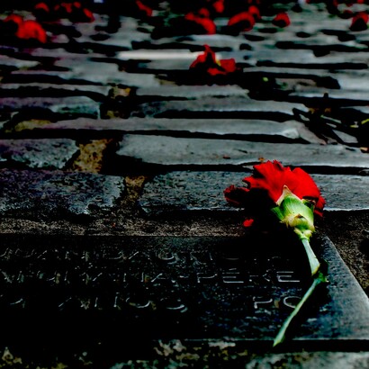 Lápidas que recuerdan a asesinados, torturados y desaparecidos frente a Londres 38