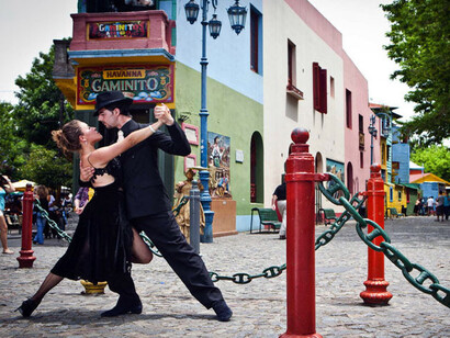 La degeometría, entendida como un gesto de desarme frente al dogma de la forma, emerge entonces como alternativa. La Boca, Buenos Aires, Argentina