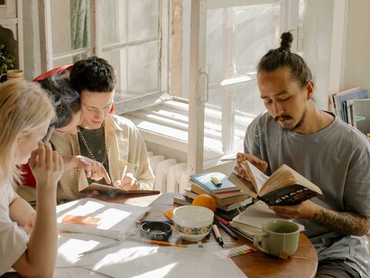 Un groupe d'amis lit des livres ensemble