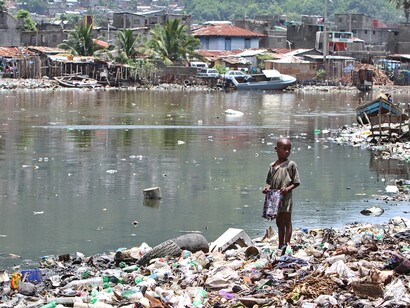 Niño haitiano entre la basura