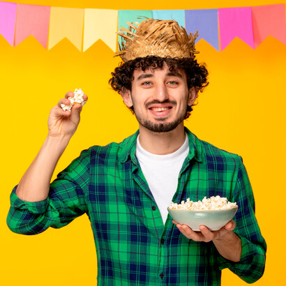 Roupa e comida típica da festa junina. Ver as bandeiras que enfeitam cidade ganhando vida, as roupas características, meninas e meninos com roupinhas de xadrez a imitar o jeitinho “caipira”