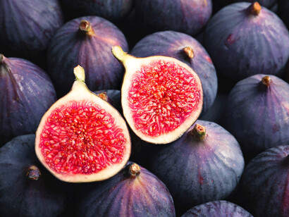 El fraile se abre paso mostrando las dos frutas que trae en las manos