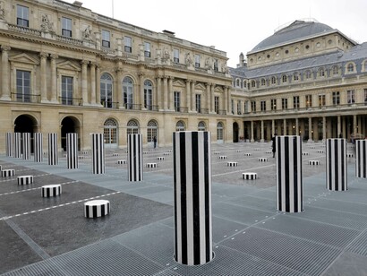 Photo-souvenir : Les Deux Plateaux, sculpture permanente in situ, cour d'honneur du Palais-Royal,
Paris, 1985-1986. Détail. © DB-ADAGP Paris