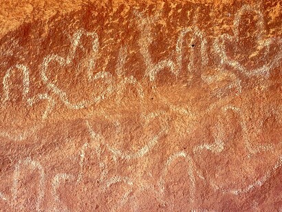 Oggi, Uluru è una destinazione turistica popolare, ma anche un luogo di apprendimento culturale, dove i visitatori possono scoprire l'antica storia e le tradizioni degli Anangu. Pitture ruprestri sul monolito Urulu, Territorio del Nord, Australia