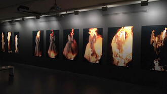 Fotosgrafias de una 'reliquia' (vestido de novia) en llamas. Exposición Mambo organizada por Adriana Marmorek