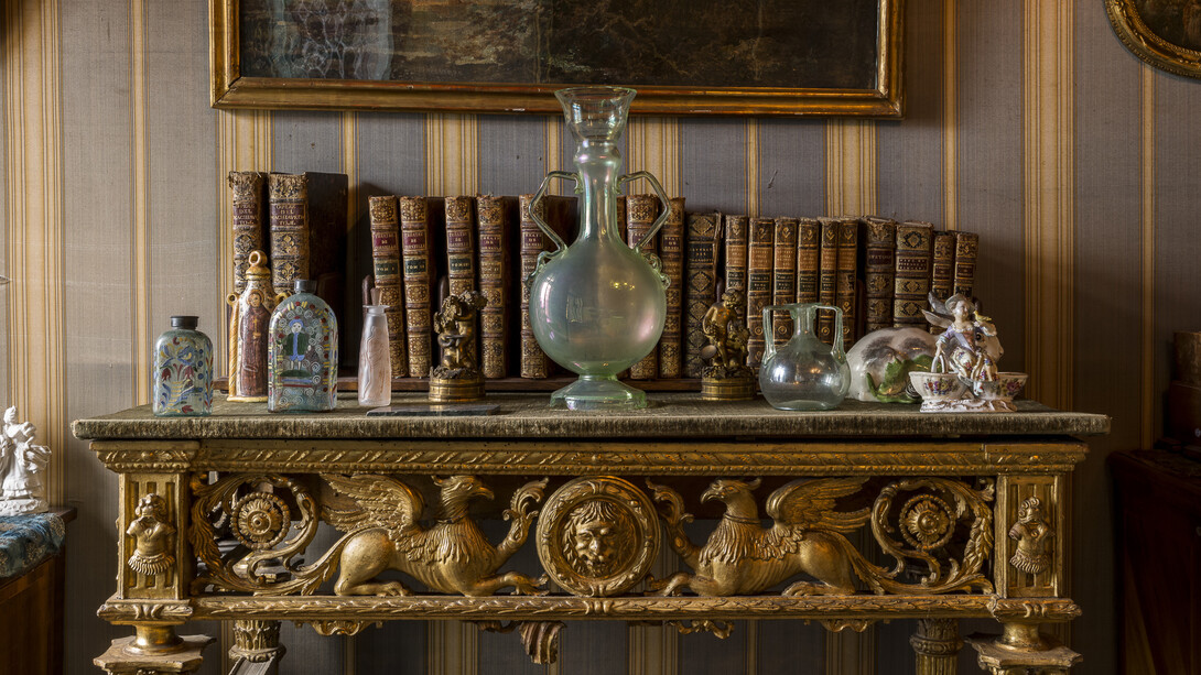 Fondazione "Il Vittoriale degli Italiani", Prioria. Salotto Baccara, ampolla con doppio manico arricciolato; a corredo, vari flaconi. Fotografie di Marco Beck Peccoz, catalogo Silvana Editoriale,  mostra "D’Annunzio e l’Arte del Profumo. Odorarius Mirabilis" a cura di Paola Goretti 

