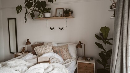 Casa. È possibile che la posizione di un mobile o una poltrona, lo spazio lasciato per una finestra, il colore di una parete possano interferire in qualche modo sulla tua vita e condizionarla?