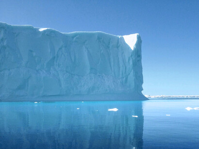 Sous la glace millénaire du Groenland se joue une bataille silencieuse entre grandes puissances, où ressources stratégiques et nouvelles voies arctiques deviennent des leviers d’influence