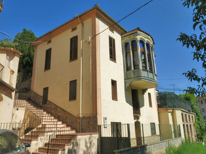 Serrallonga fue capturado el 31 de octubre de 1633 en la masía Agustí, de la villa de Santa Coloma de Farners. Passatge de Can Serrallonga - Raval de Sant Pere, 51-53, Ripoll, Comarcas Gerundenses, Cataluña
