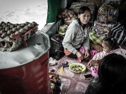 Una mamma coi bambini alla Longhouse Dayak del Kalimantan Timur - Foto di Riccardo Gallino