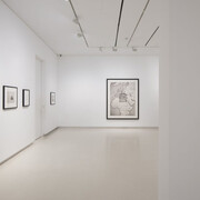 Chema Madoz, vista de exhibición. Cortesía de la Galería Elvira González