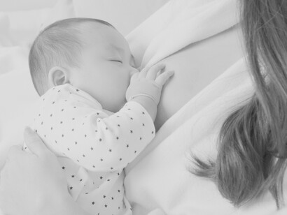 Madre alimenta a su bebé