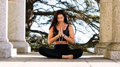 Mindfulness: implica la toma de conciencia del momento presente sin hacer ningún tipo de valoración sobre lo que pasa por nuestra mente