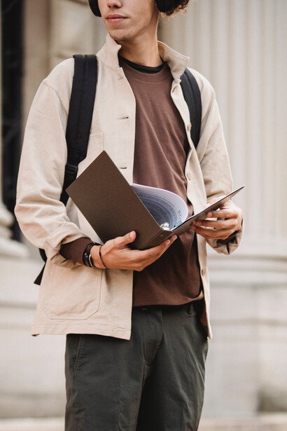 Professor de filosofia lê texto da Base Nacional Comum Curricular brasileira