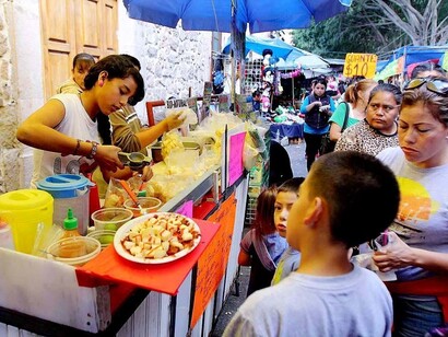 Dependienta mexicana en un negocio callejero