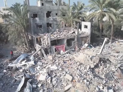 Un dron muestra las consecuencias de un ataque aéreo en Deir al-Balah, Gaza, 1 de febrero de 2024. La crisis humanitaria en Gaza y los bombardeos en Ucrania evidencian la falta de soluciones decisivas en los conflictos prolongados