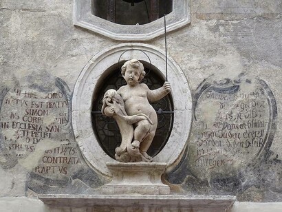 Statua e iscrizioni nella facciata di Palazzo Bortolazzi Larcher Fogazzaro, Trento, Italia