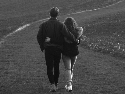 Casal passeando de mãos dadas