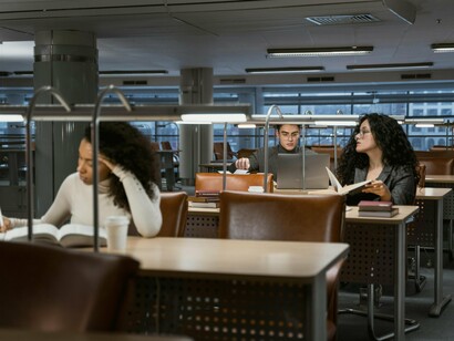 A educação formal precisa preparar o homem para a transitoriedade do conhecimento, derivado da cultura digital, para a atualização constante e para a emancipação como pessoas agentes, possibilitando meios intelectuais, autocrenças e capacidades autorreguladoras para que as próprias pessoas conduzam os seus processos de educação durante a vida