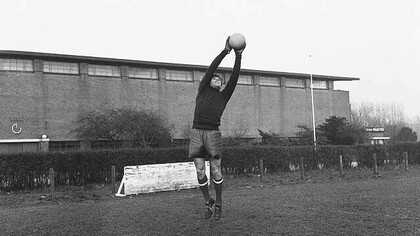 Il portiere Lev Yashin durante un allenamento per la partita contro il Feyenoord, 1960