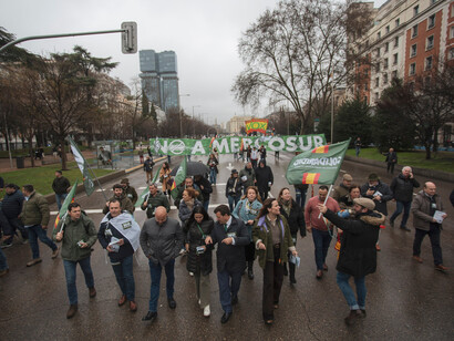 Des agriculteurs et militants rassemblés à Madrid protestent contre l’accord UE-Mercosur, au cœur d’un débat entre ouverture commerciale et protection des standards européens
