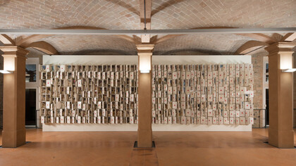 "Composizione non finita-infinita”, 2009, ceramica policroma, cm. h. 285 x 1000 x 27