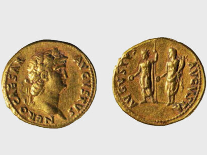 Aureo di Nerone. D/ NERO CAESAR AVGVSTVS Testa laureata di Nerone a d.; c.p. R/ AVGVSTVS AVGVSTA Nerone radiato e togato stante a s., con patera nella d. e scettro nella s., accanto l'imperatrice velata e drappeggiata stante a s. con patera nella d. e cornucopia nella d.; c.p. Inv. 161524 (57). Museo Archeologico di Napoli, Italia