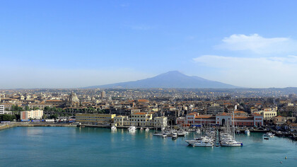 Catania, città nera di lava, bianca di pietra calcarea e azzurra del colore del cielo e del mare
