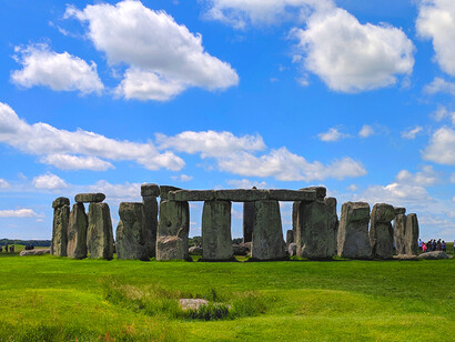 Stonehenge, Angleterre. Si ces mégalithes ont été érigés pour réguler la vibration de la planète terre, que penser de leur disparition dans les champs de cultures ?